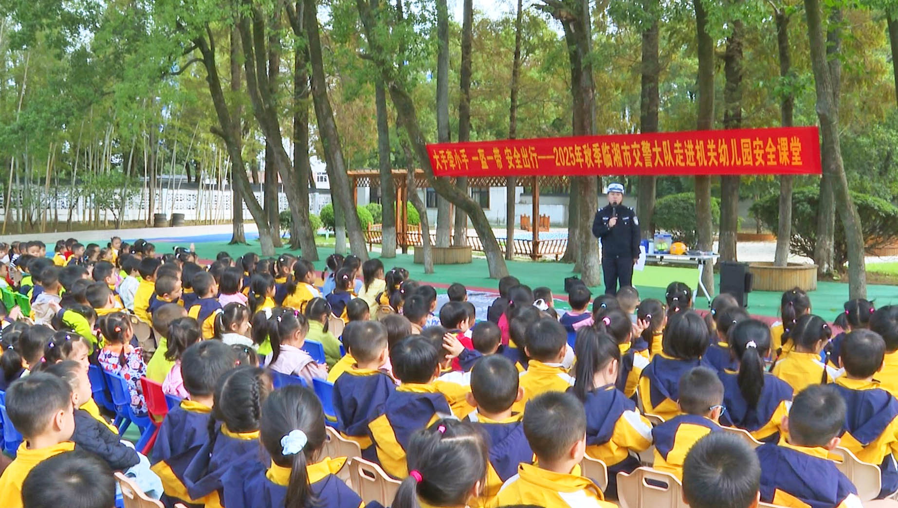 1027 市公安交警大队：“一盔一带”护安全 童心共筑平安路（幼儿园）1.jpg