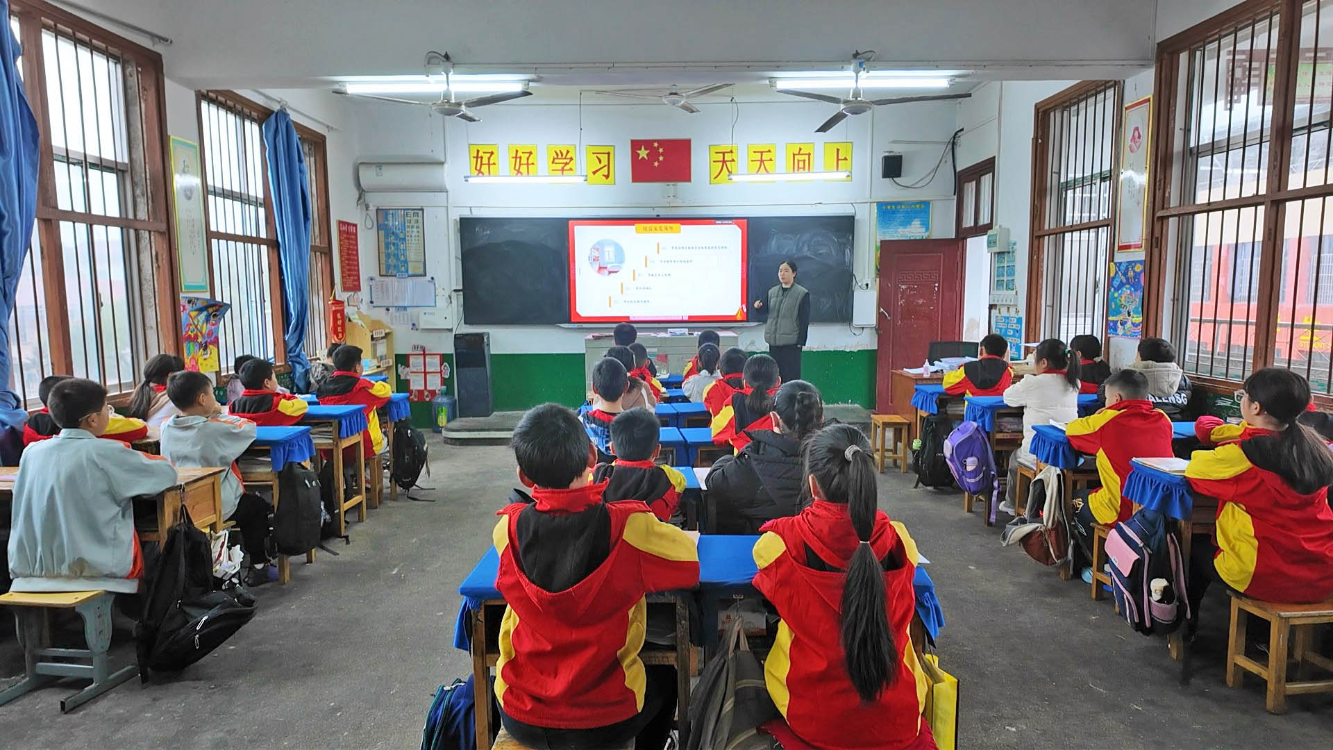 1111市第七完全小学：开展消防安全主题班会 筑牢校园安全防线.jpg