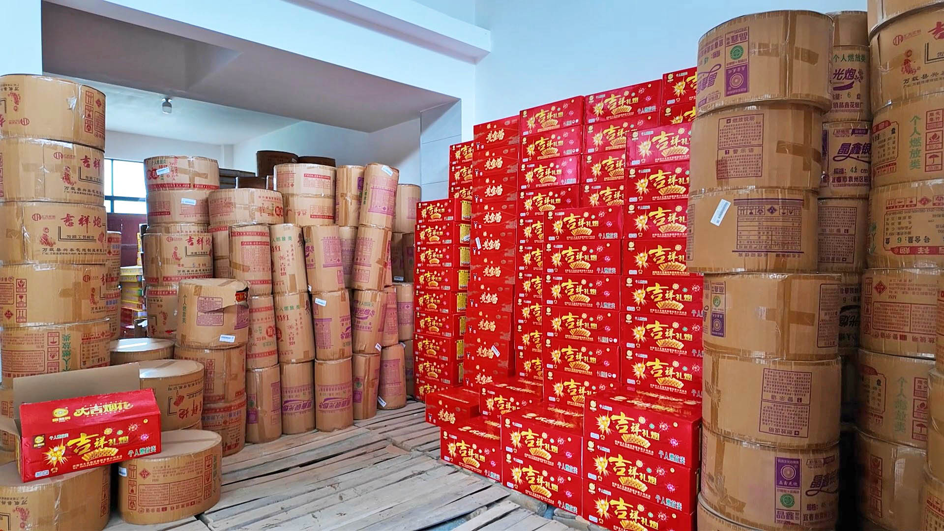 1111我市查处一非法储存烟花爆竹窝点 及时消除安全隐患.jpg