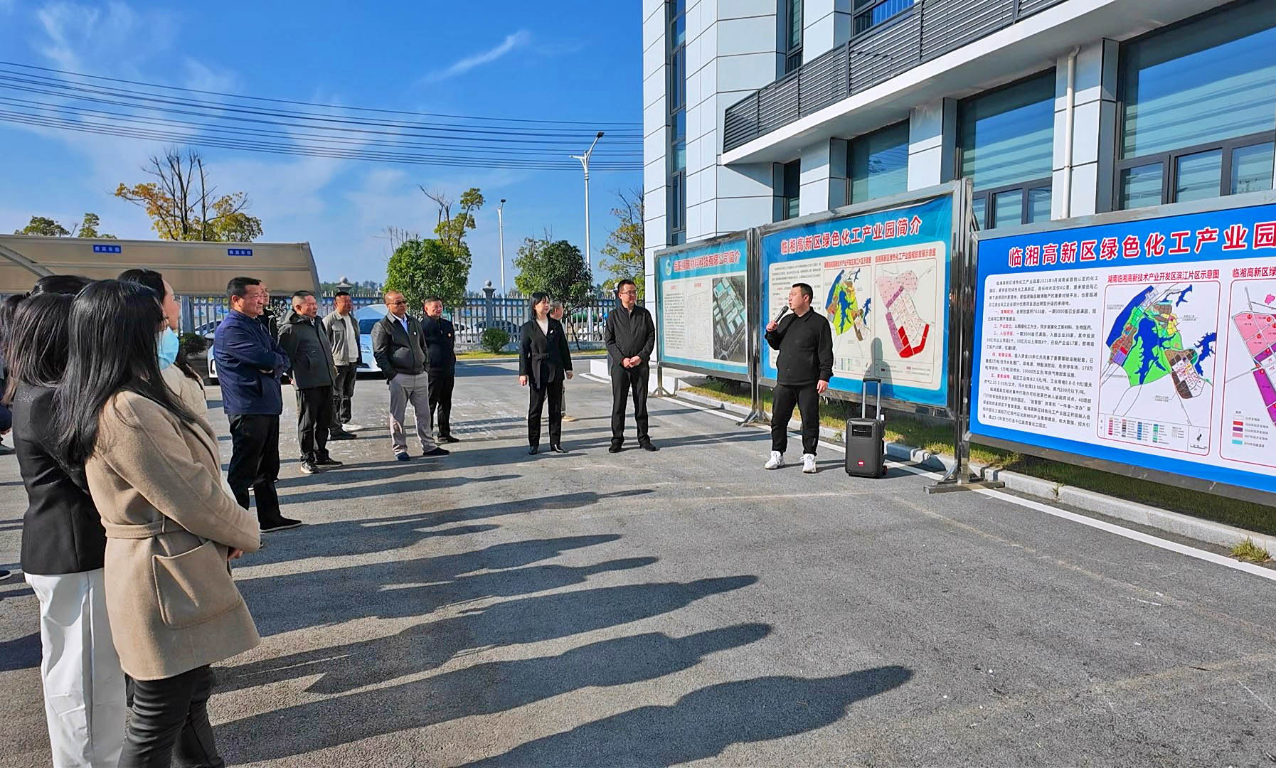 1124 我市各镇（街道）商会代表到市高新区考察交流  共谋产业发展新路径1.jpg