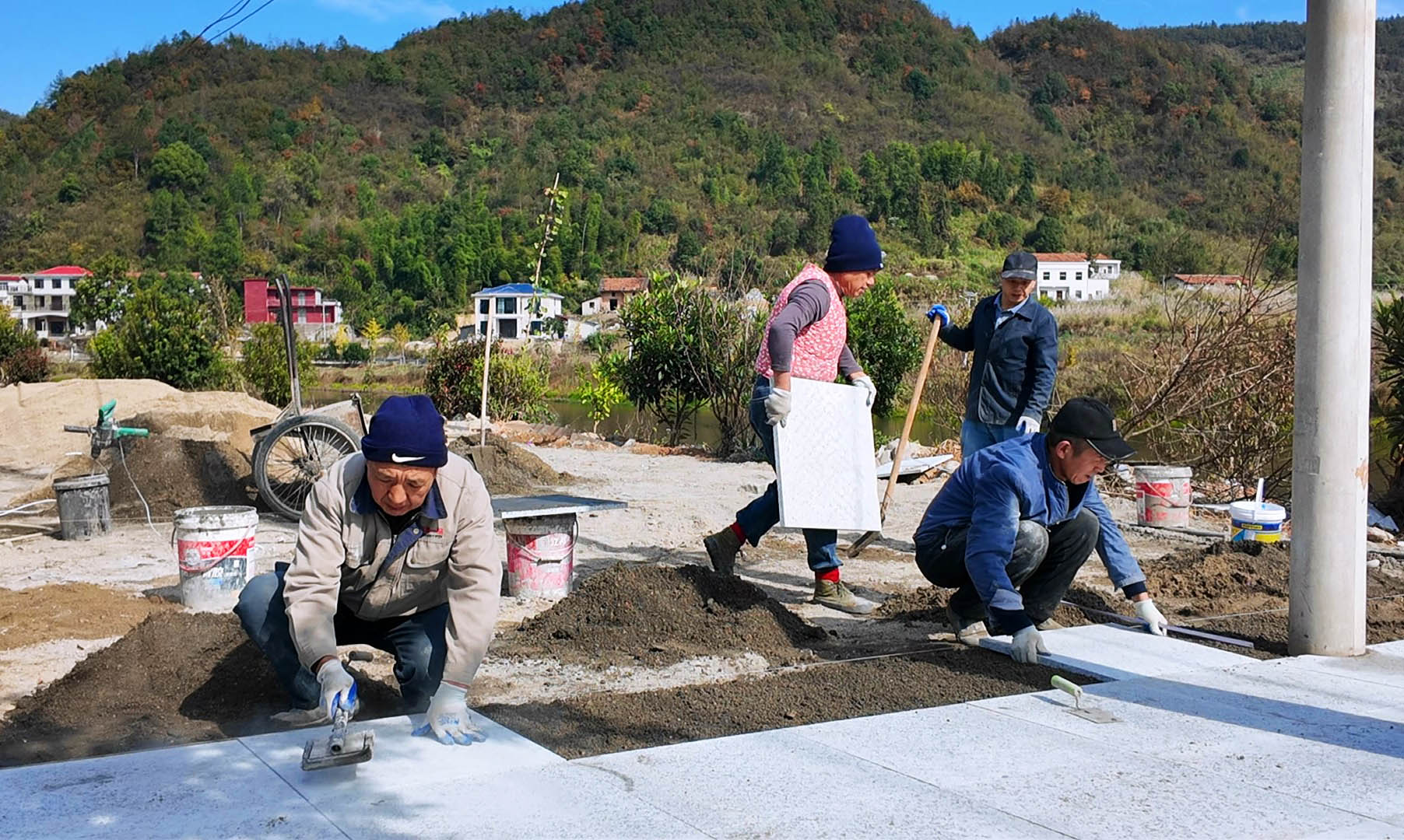 1126忠防镇雁峰村：扮靓乡村“颜值” 绘就和美画卷1.jpg