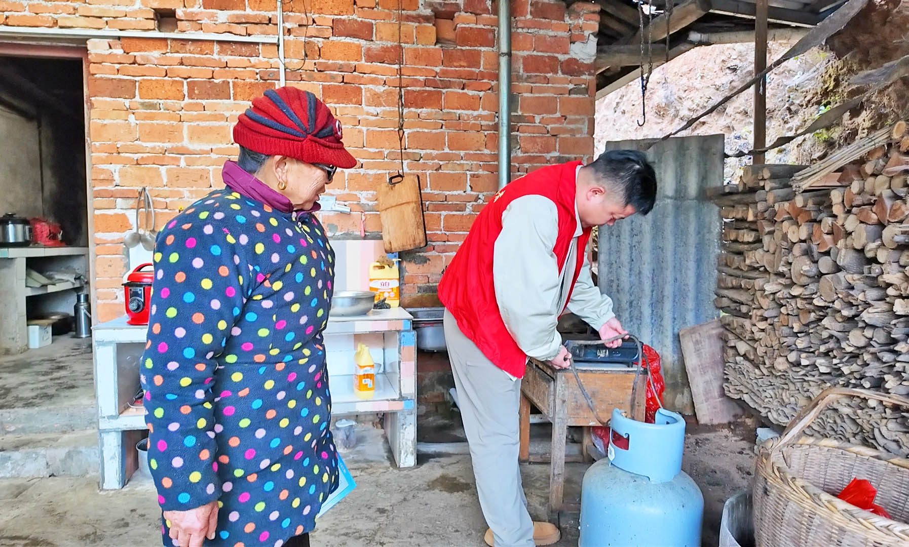 1225 詹桥镇余湾村：筑牢用电用火“双防线” 守护群众安全过暖冬.jpg