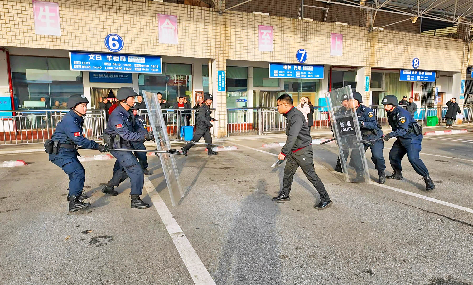 1226市公安局：开展反恐演练 锤炼实战本领1.jpg