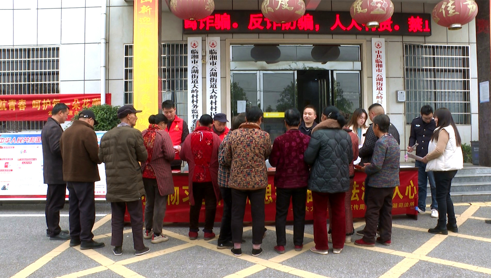 1209 云湖街道:宪法宣传润民心 法治意识入万家2_副本.jpg 1209 云湖街道:宪法宣传润民心 法治意识入万家2_副本.jpg