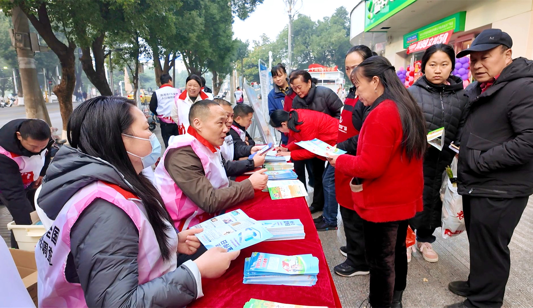 1209 市统计局开展《统计法》颁布42周年纪念日宣传活动2_副本.jpg