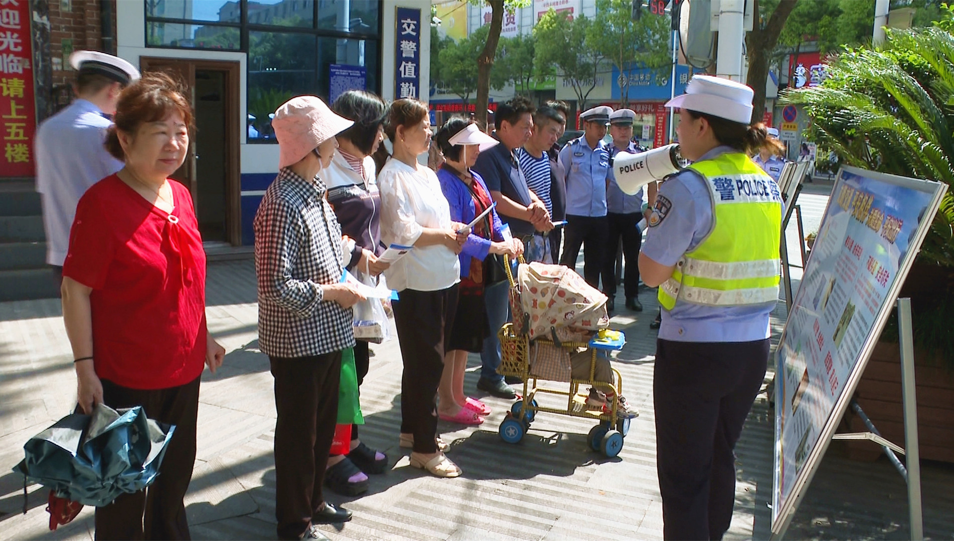 0514 市公安交警大隊(duì)持續(xù)宣傳行人安全知識(shí) 提升市民安全意識(shí)1_副本.jpg 0514 市公安交警大隊(duì)持續(xù)宣傳行人安全知識(shí) 提升市民安全意識(shí)1_副本.jpg
