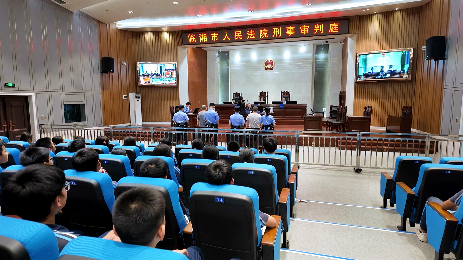 0619市人民法院：禁毒教育“活教材” 百名师生现场学法1_副本.jpg
