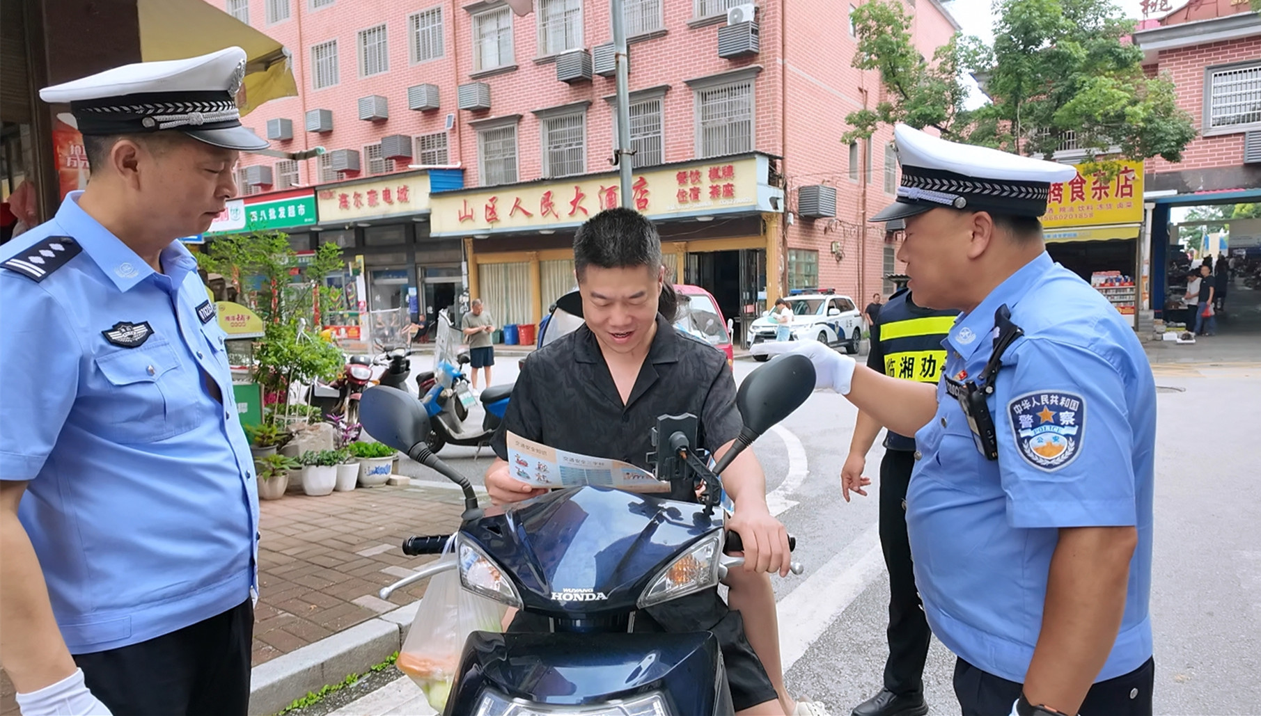 0626 桃礦街道開(kāi)展道路交通安全整治“百日攻堅(jiān)”行動(dòng)4_副本.jpg 0626 桃礦街道開(kāi)展道路交通安全整治“百日攻堅(jiān)”行動(dòng)4_副本.jpg