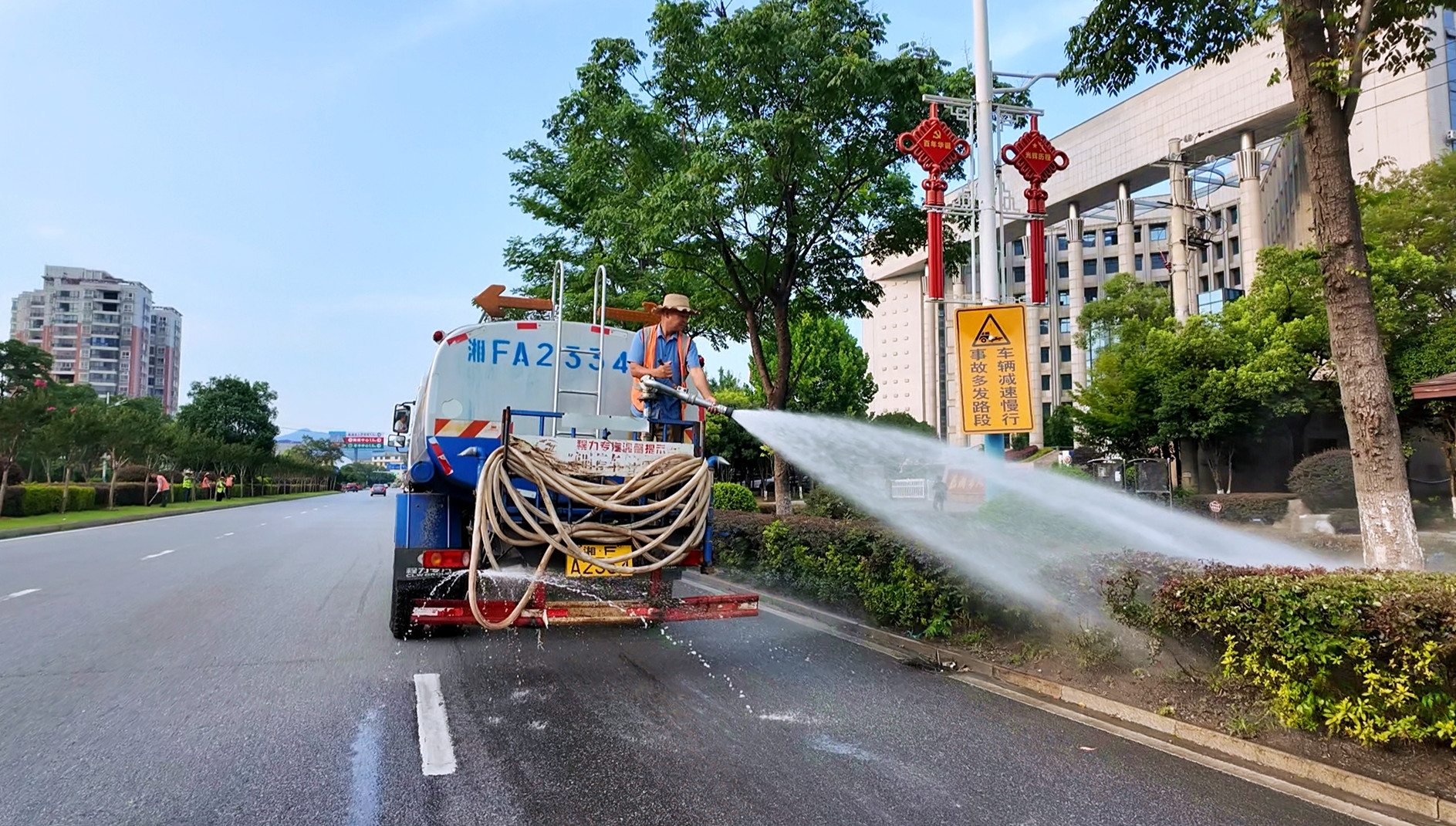 0710 市园林绿化事务中心：战高温抗旱情 守护城市绿荫4_副本.jpg