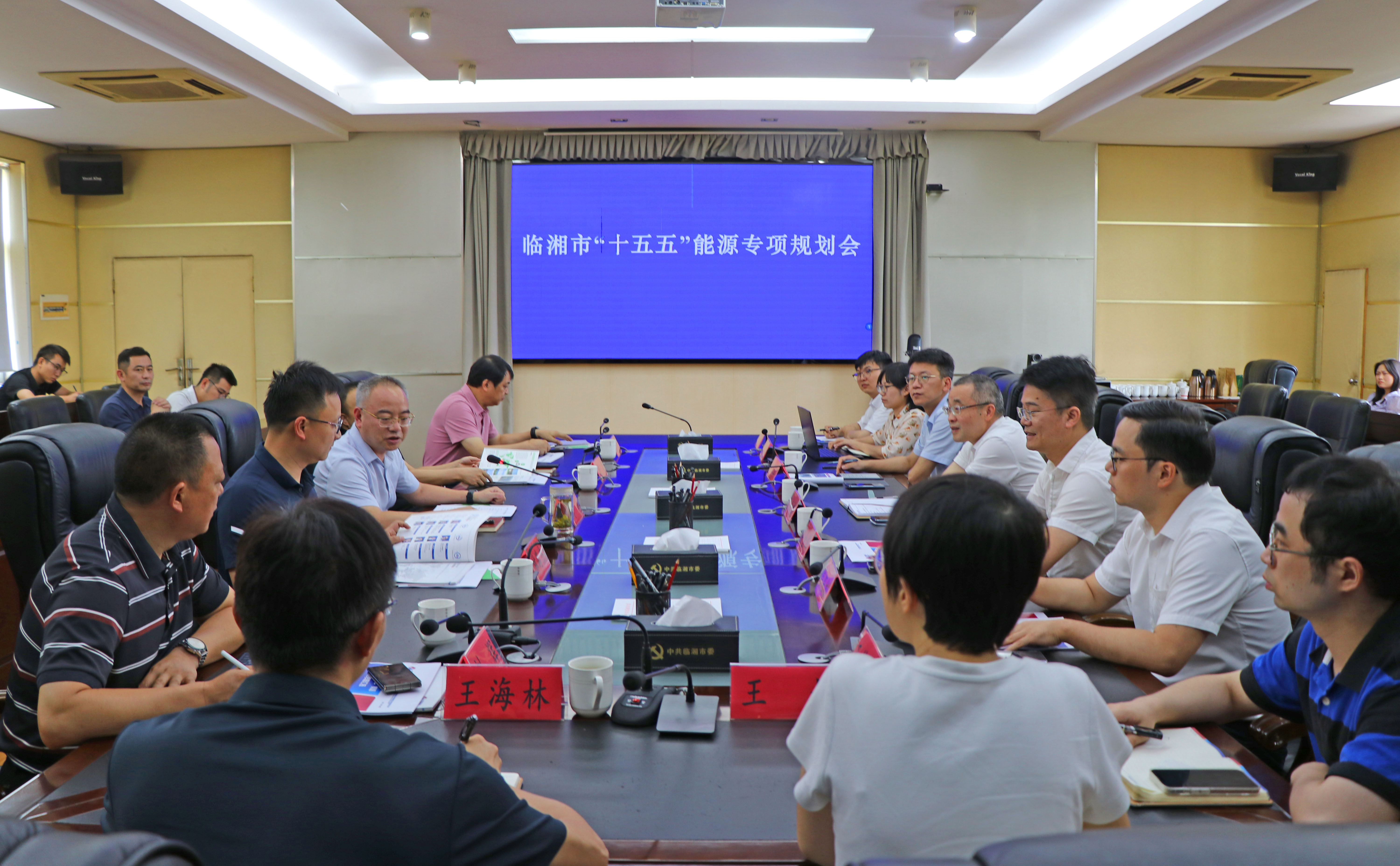 7.18书记与客商洽谈IMG_7744.jpg