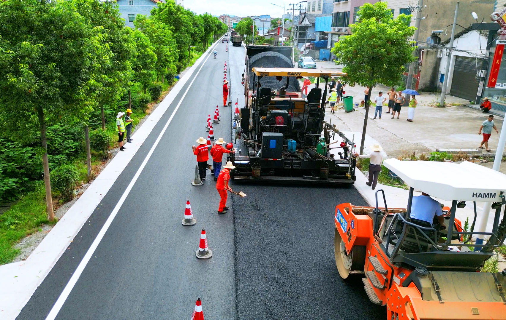 0722 S206桃林至长塘公路进入沥青混凝土摊铺阶段2.jpg