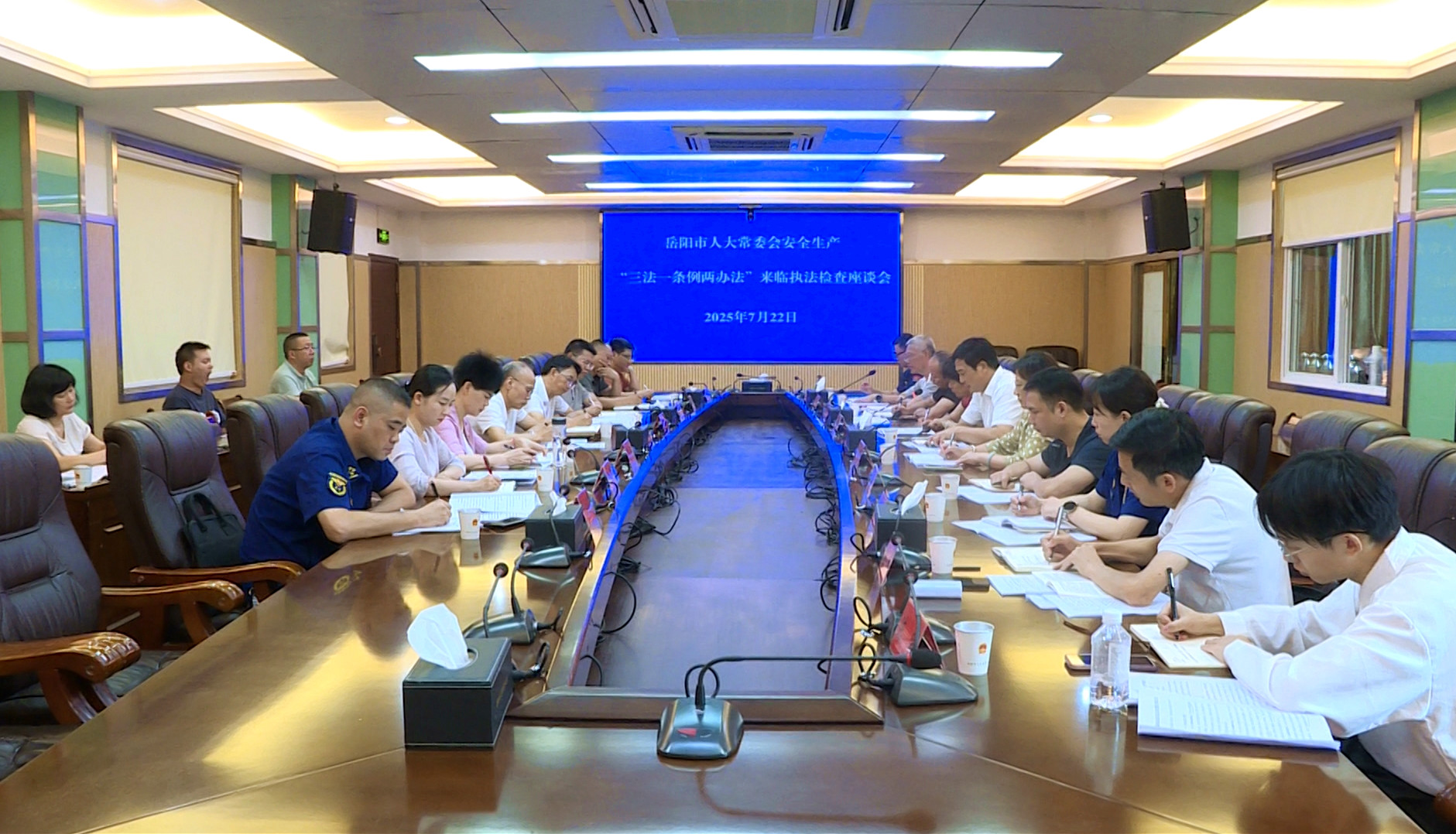 0723岳阳市人大常委会执法检查组来我市开展安全生产“三法一条例两办法”执法检查（张中于、李其报、李德军、熊丽）2_副本.jpg