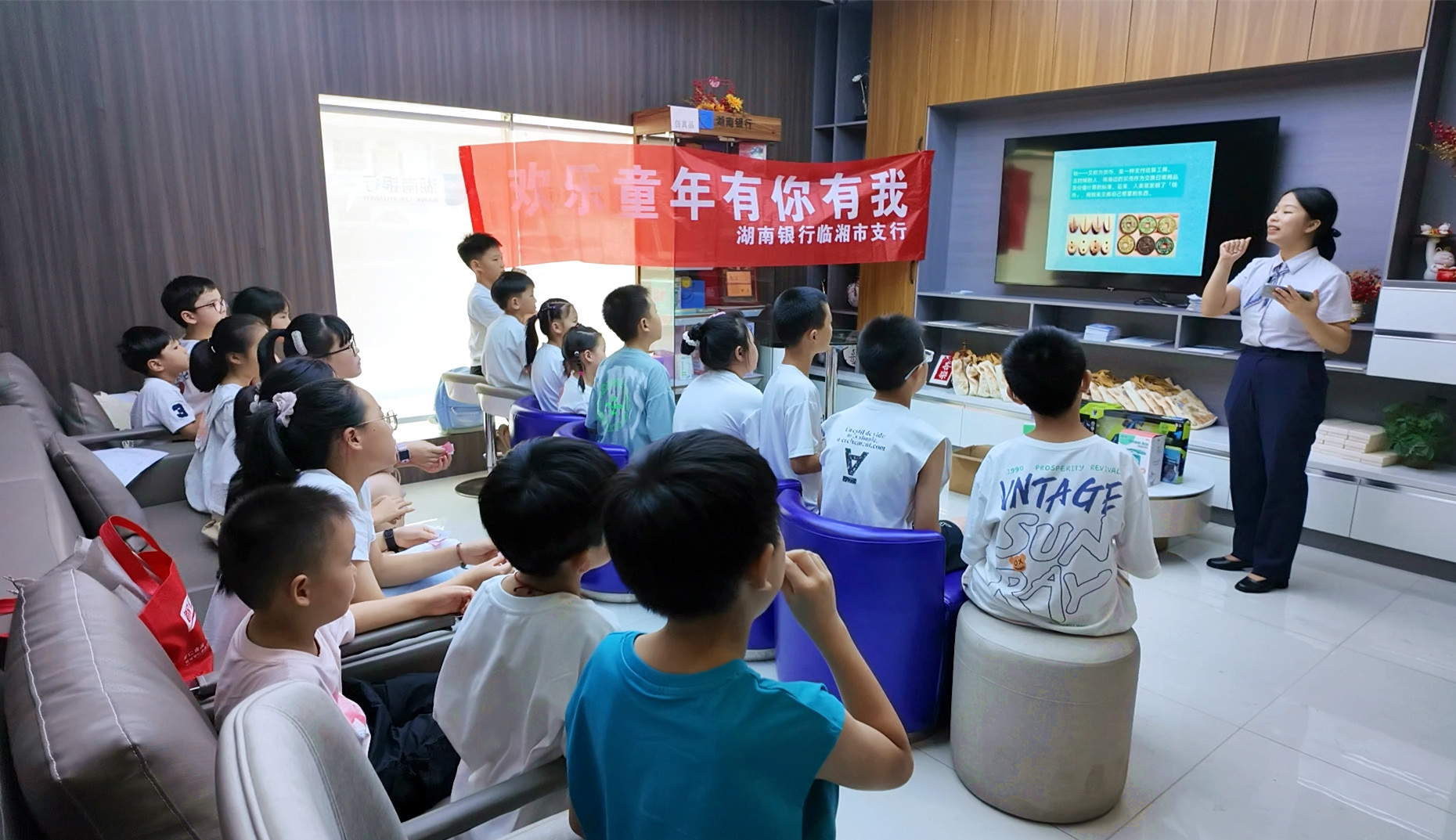 0724 湖南银行临湘市支行：“小小银行家”开启金融启蒙之旅1_副本.jpg