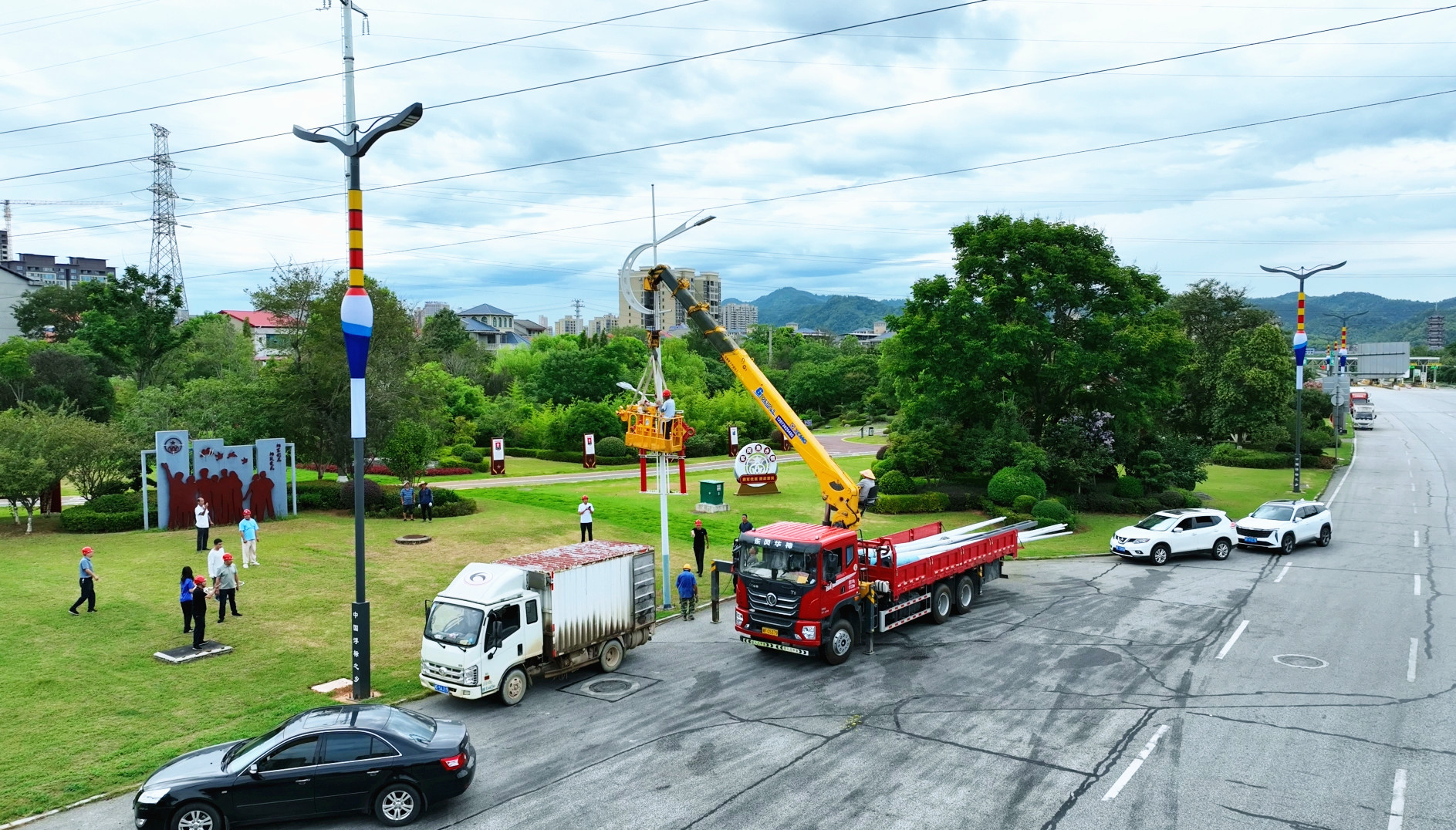 0724 冲刺收尾 临湘大道121基“浮标路灯”月底亮灯3_副本.jpg