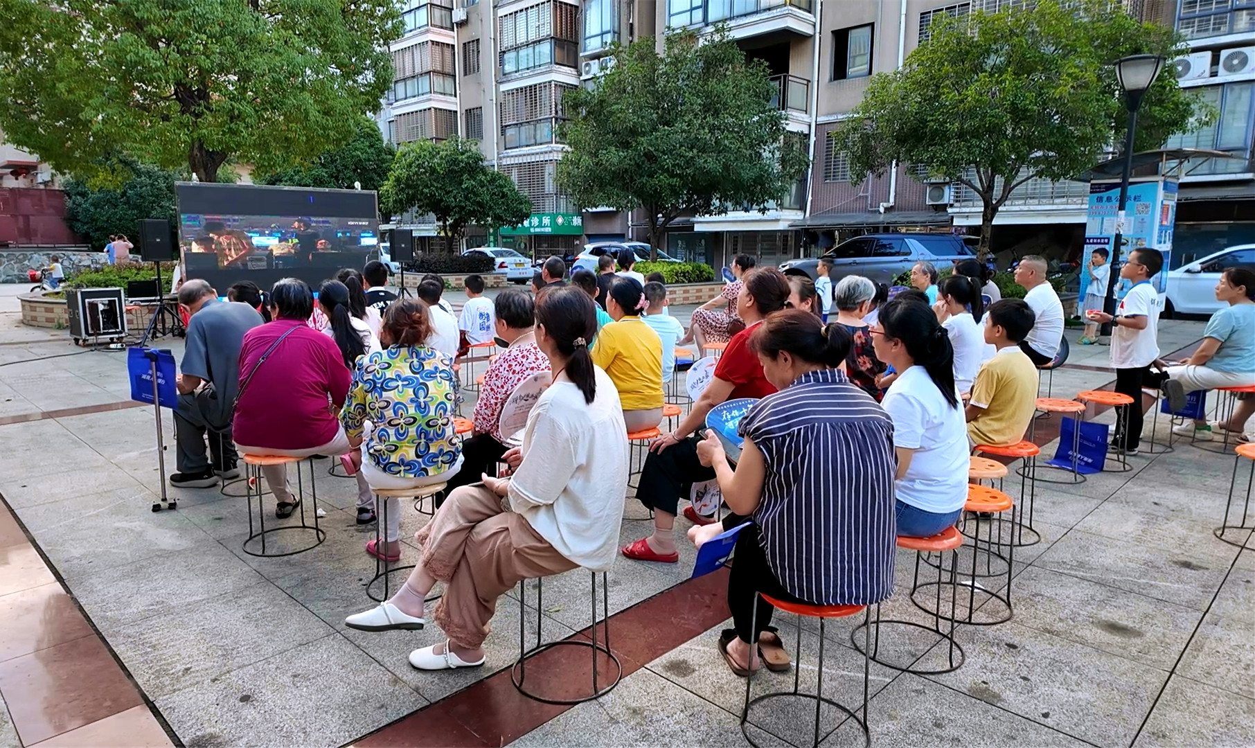 0725湖南银行临湘市支行：反诈电影进社区 金融知识入人心3_副本.jpg