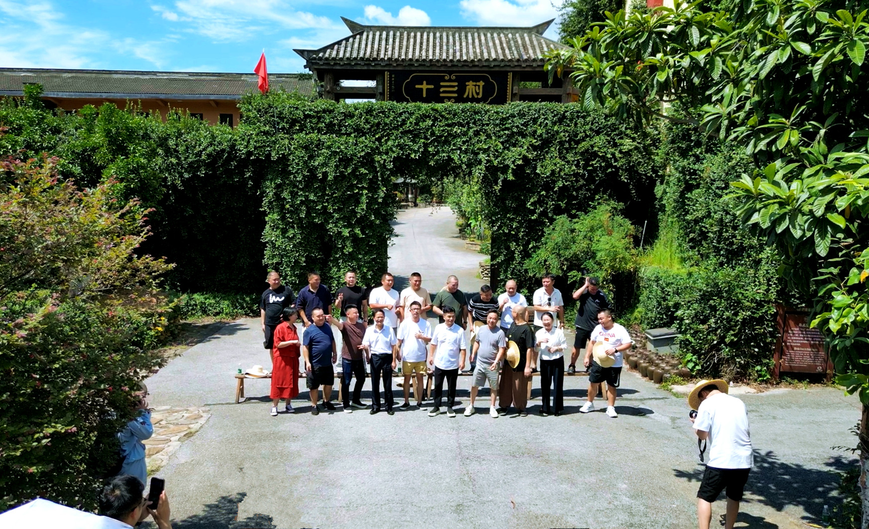 0728 知名音乐人李歌也探访十三村 《湖南味道》唱响酱香古韵2_副本.jpg