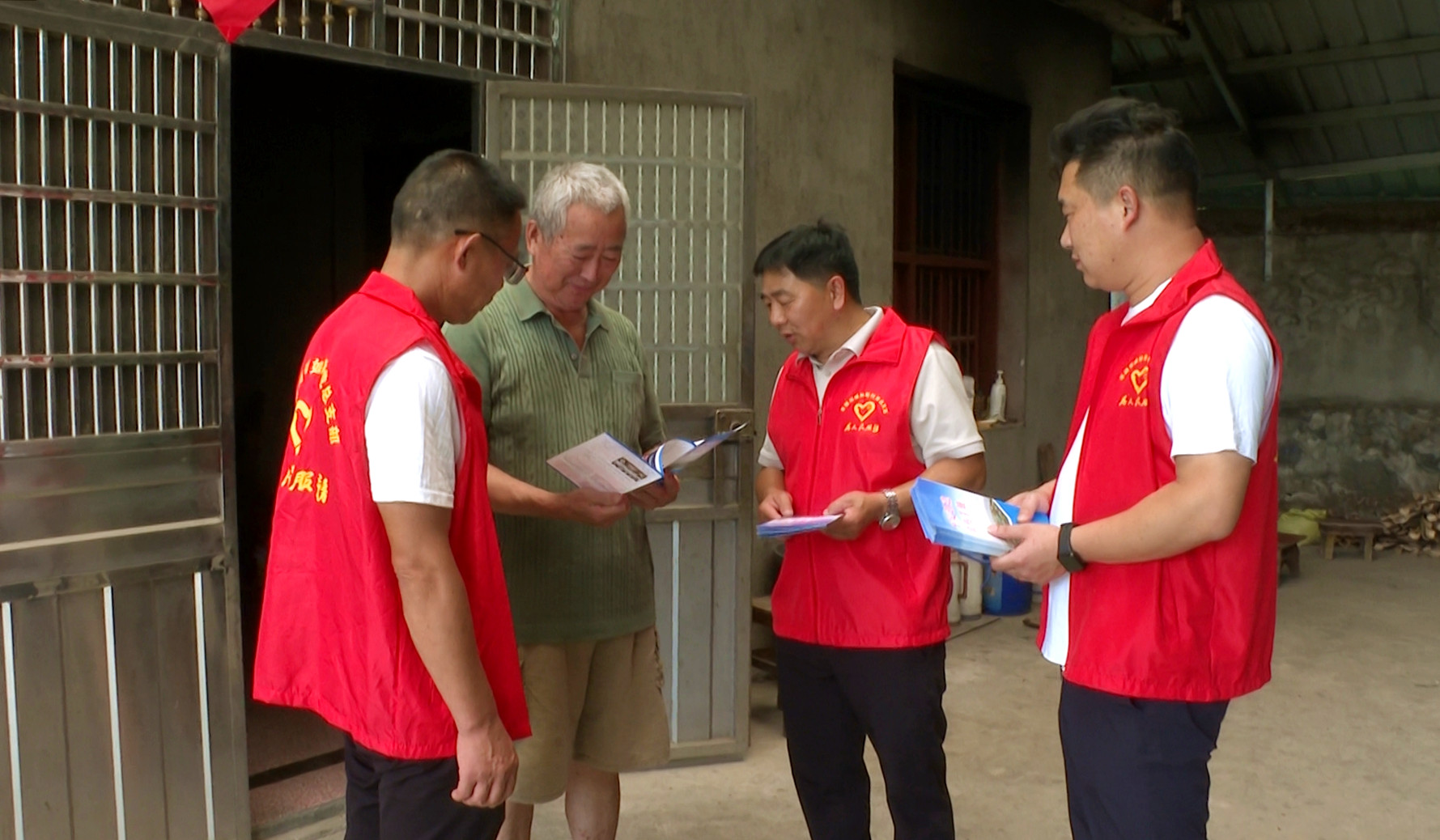 0728 羊楼司镇如斯村：敲门入户讲防溺 筑牢辖区安全网_副本.jpg