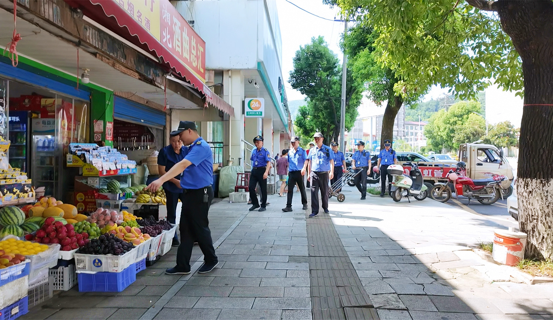 0730 市城市管理综合行政执法大队:整治市容乱象 提升城市“颜值”3_副本.jpg 0730 市城市管理综合行政执法大队:整治市容乱象 提升城市“颜值”3_副本.jpg