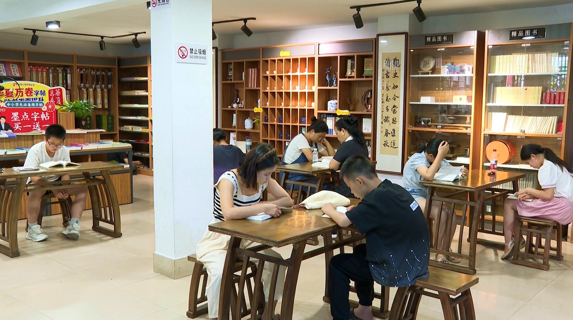0709品书香 纳清凉 新华书店成市民夏日“避暑充电”好去处_副本.jpg