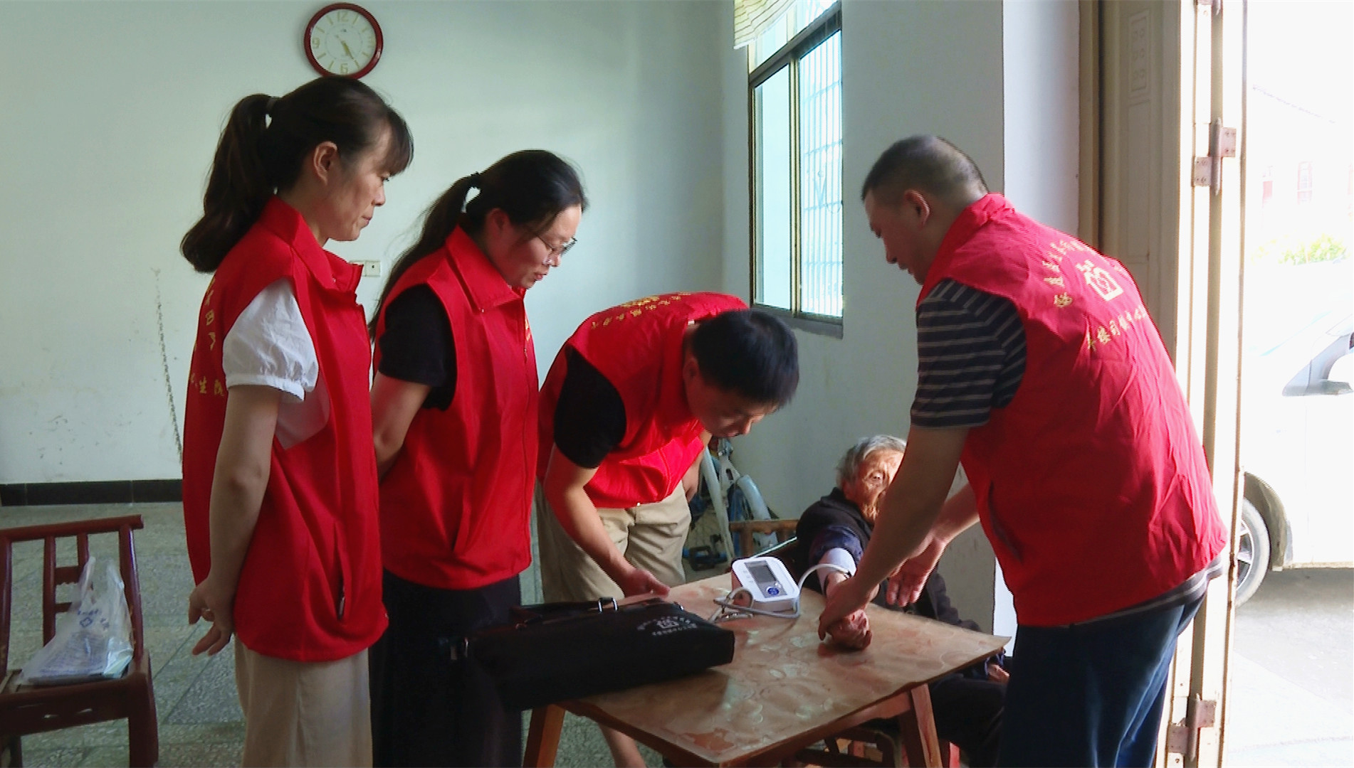 0820 羊楼司镇：上门入户送健康 医者贴心护民生2_副本.jpg