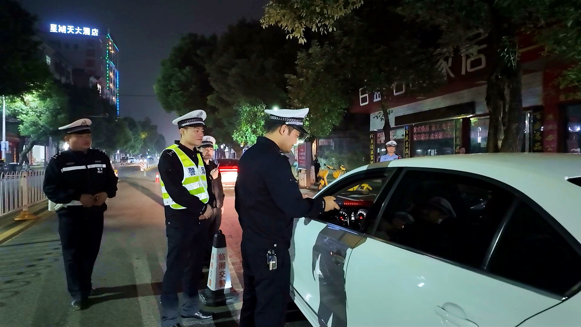 0928 市公安交警大队开展“平安护航2025”第二波次社会面集中清查行动1_副本.jpg