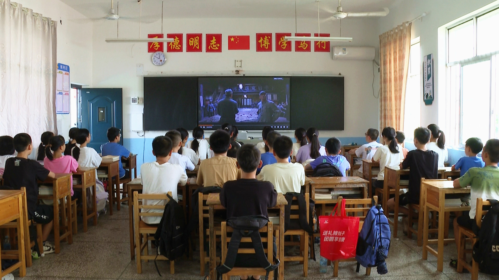 0903 乘风中学：光影回溯峥嵘岁月 薪火相传启幕新程1_副本.jpg