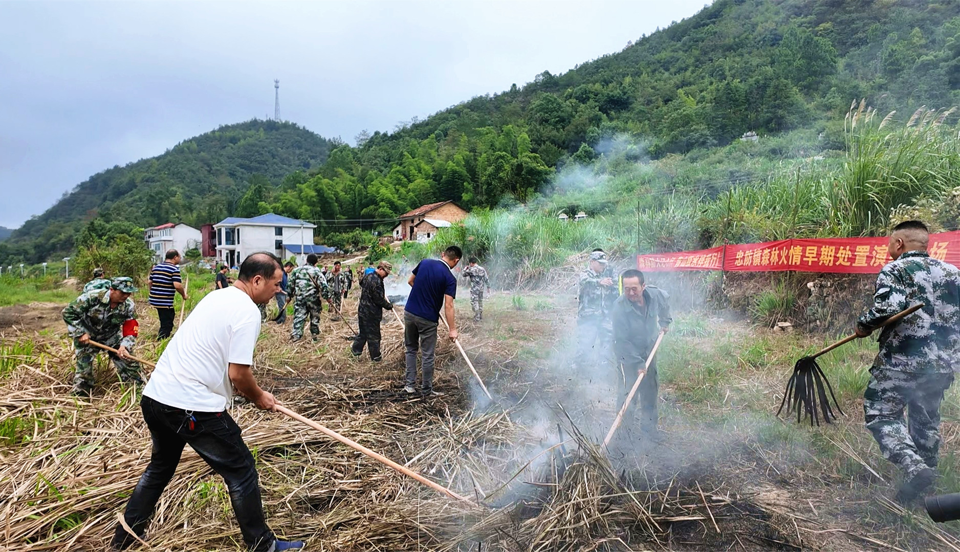0930 忠防镇：加强森林防火演练 筑牢绿色安全屏障_副本.jpg
