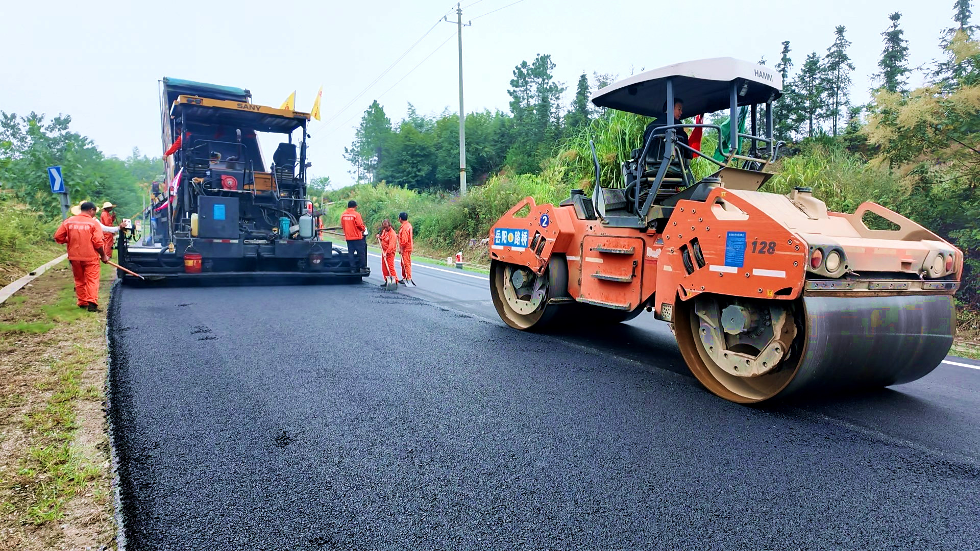 0930 市公路建设和养护中心：多线并进 力促路况大提升迎“国评”4_副本.jpg