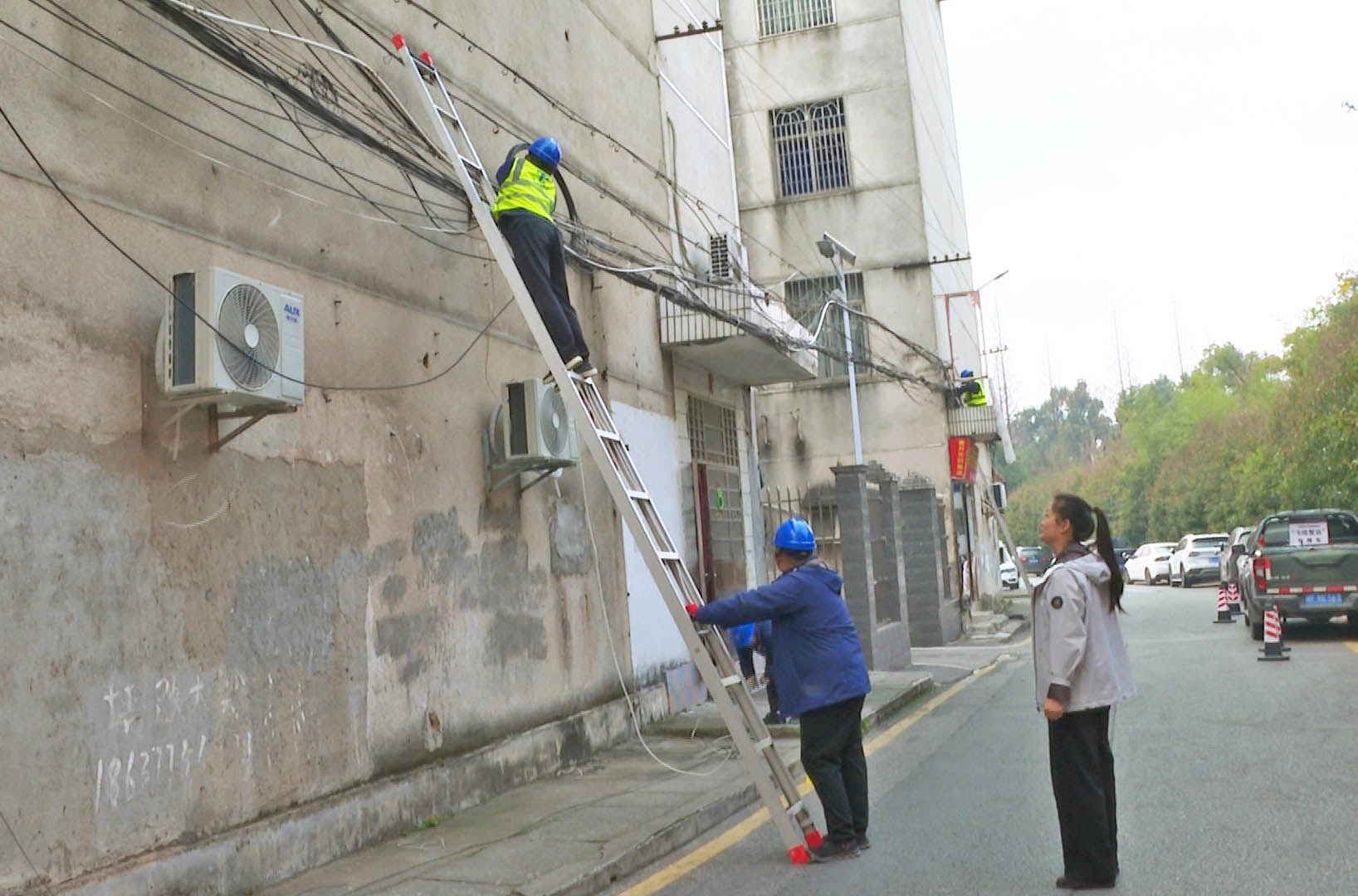 0119 我市多部门联合开展飞线整治 筑牢民生安全网.jpg