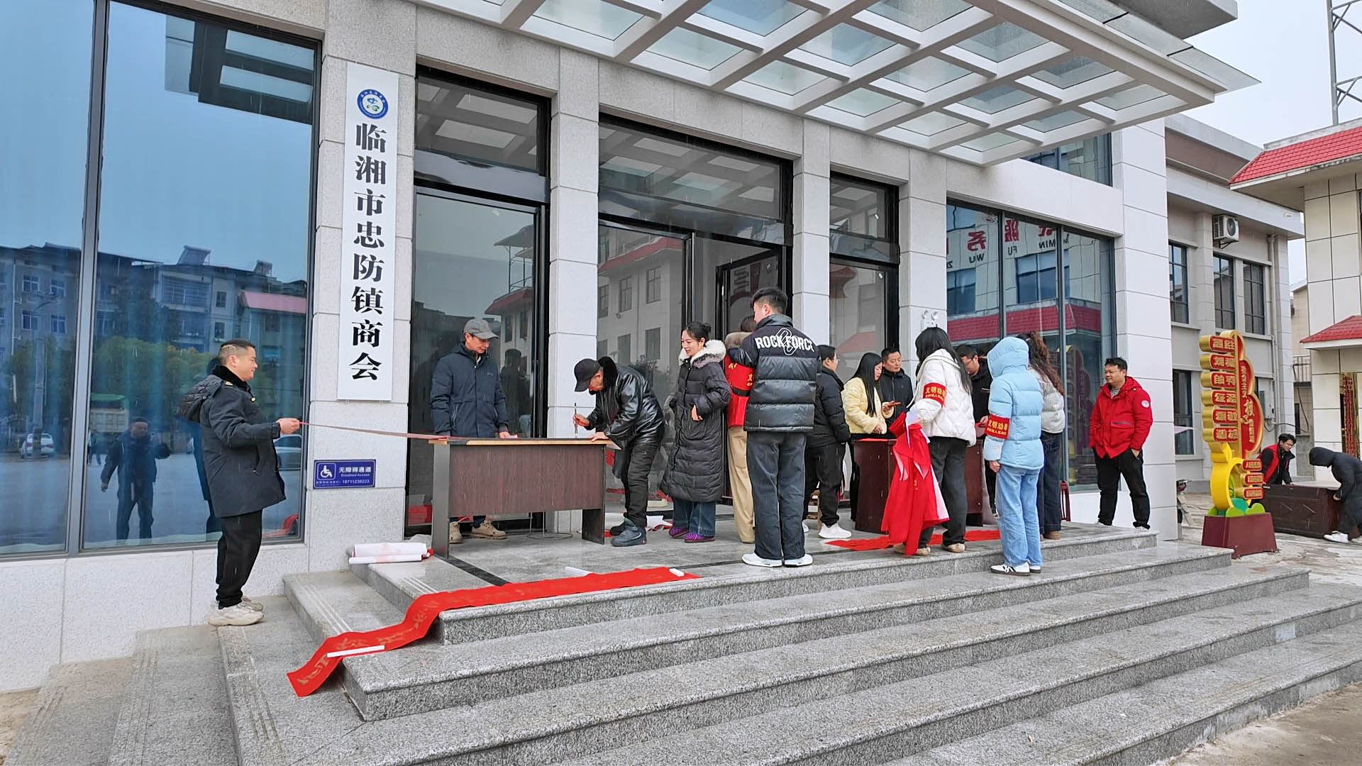 0210忠防镇：翰墨飘香添年味 挥毫送福贺新春2.jpg