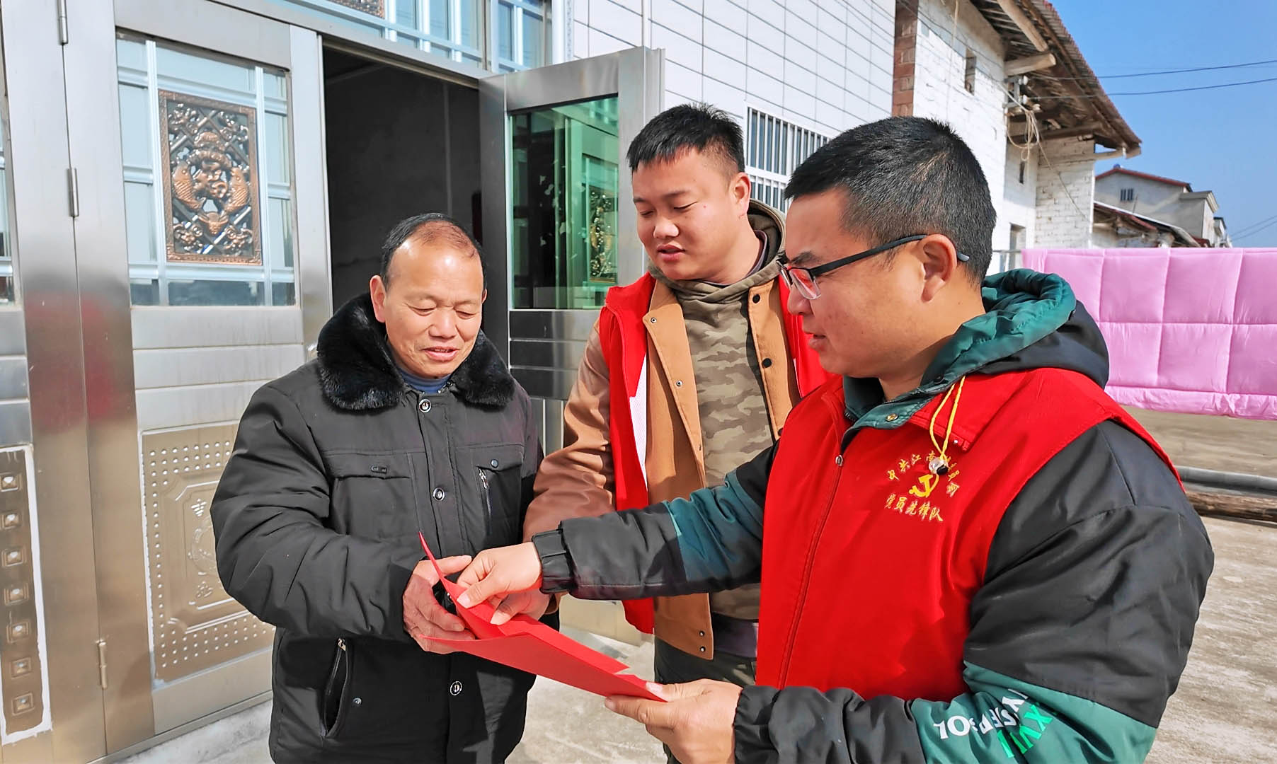 0210江南镇新洲村：入户宣传倡新风 文明安全迎新春.jpg