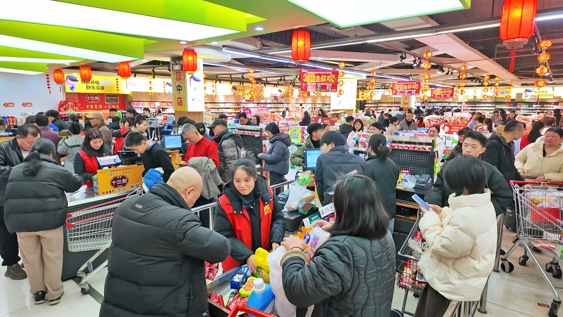 0212年货市场年味浓 新春消费活力足.jpg