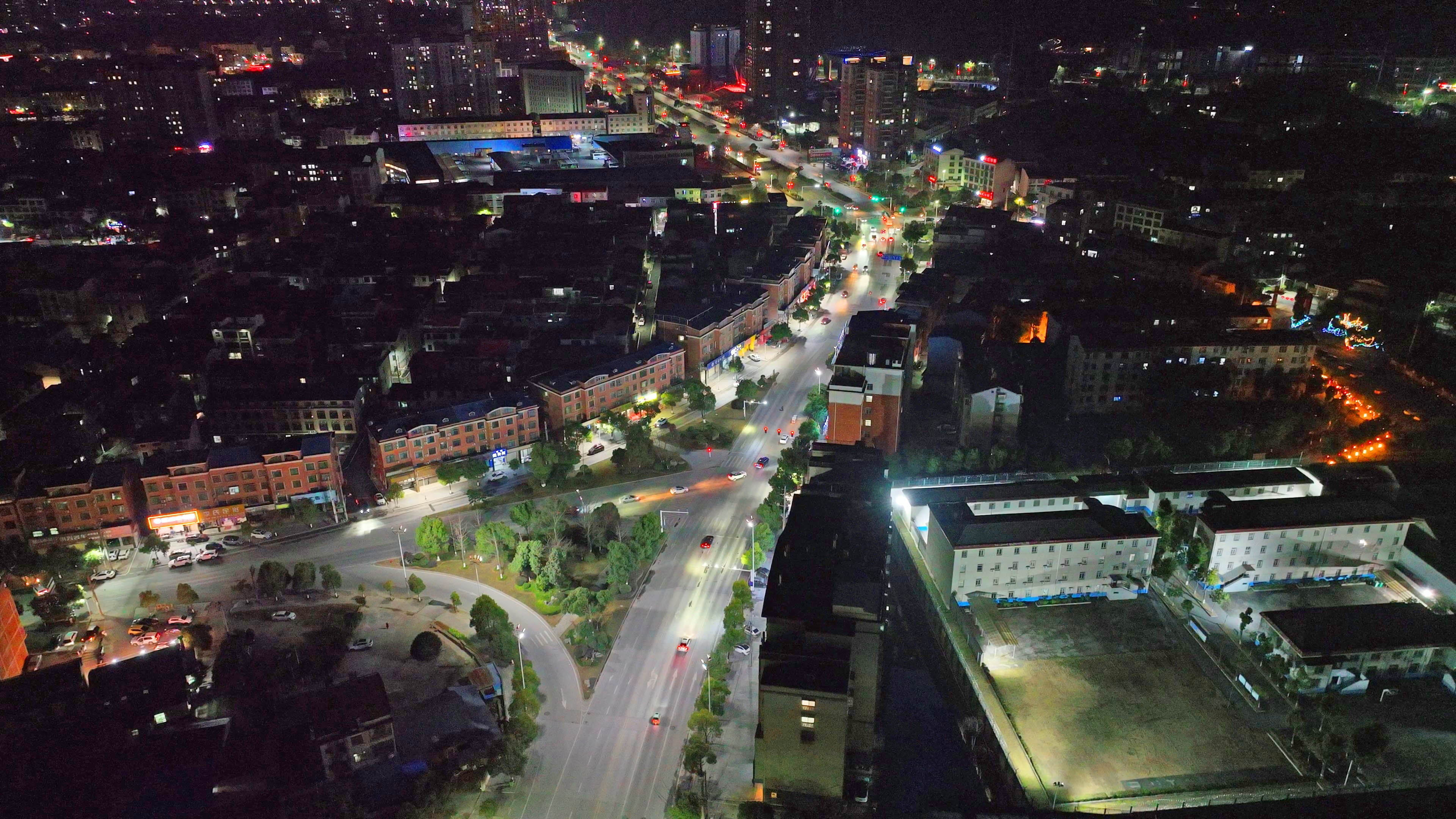 0214 市城管局：民生实事落地见效 新春路灯照亮平安路3.jpg