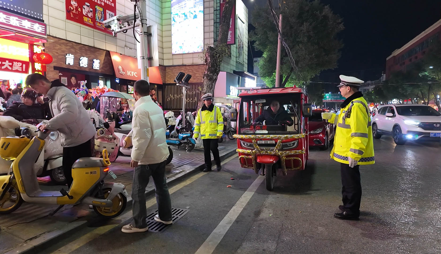 0225 市公安交警大队:坚守岗位保畅通 忠诚守护暖新春.jpg 0225 市公安交警大队:坚守岗位保畅通 忠诚守护暖新春.jpg