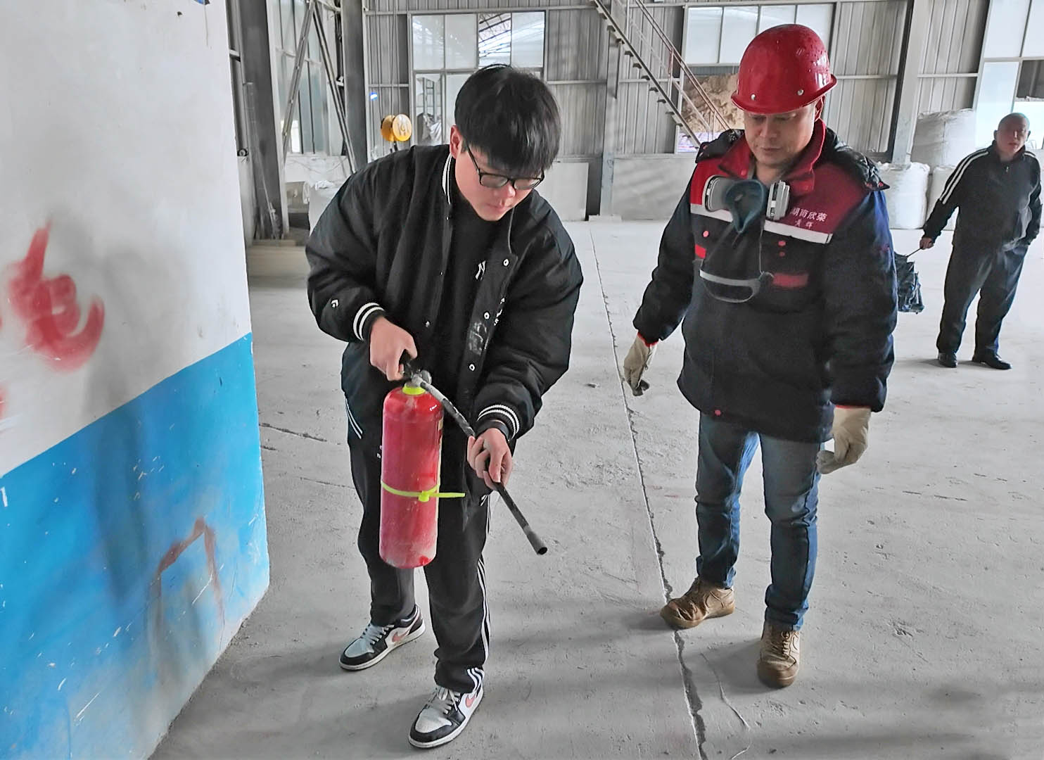 0227 忠防镇：开展复工复产“安全第一课” 筑牢安全生产防线2.jpg