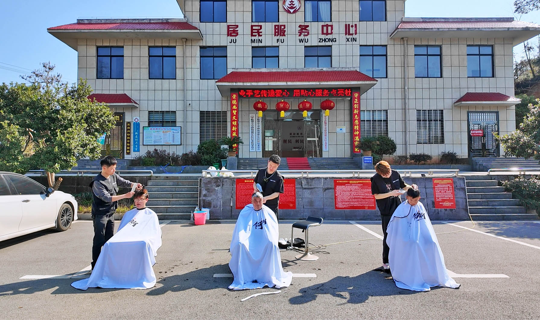 0316 五里牌街道新庄社区：爱心义剪学雷锋 志愿服务暖民心1.jpg