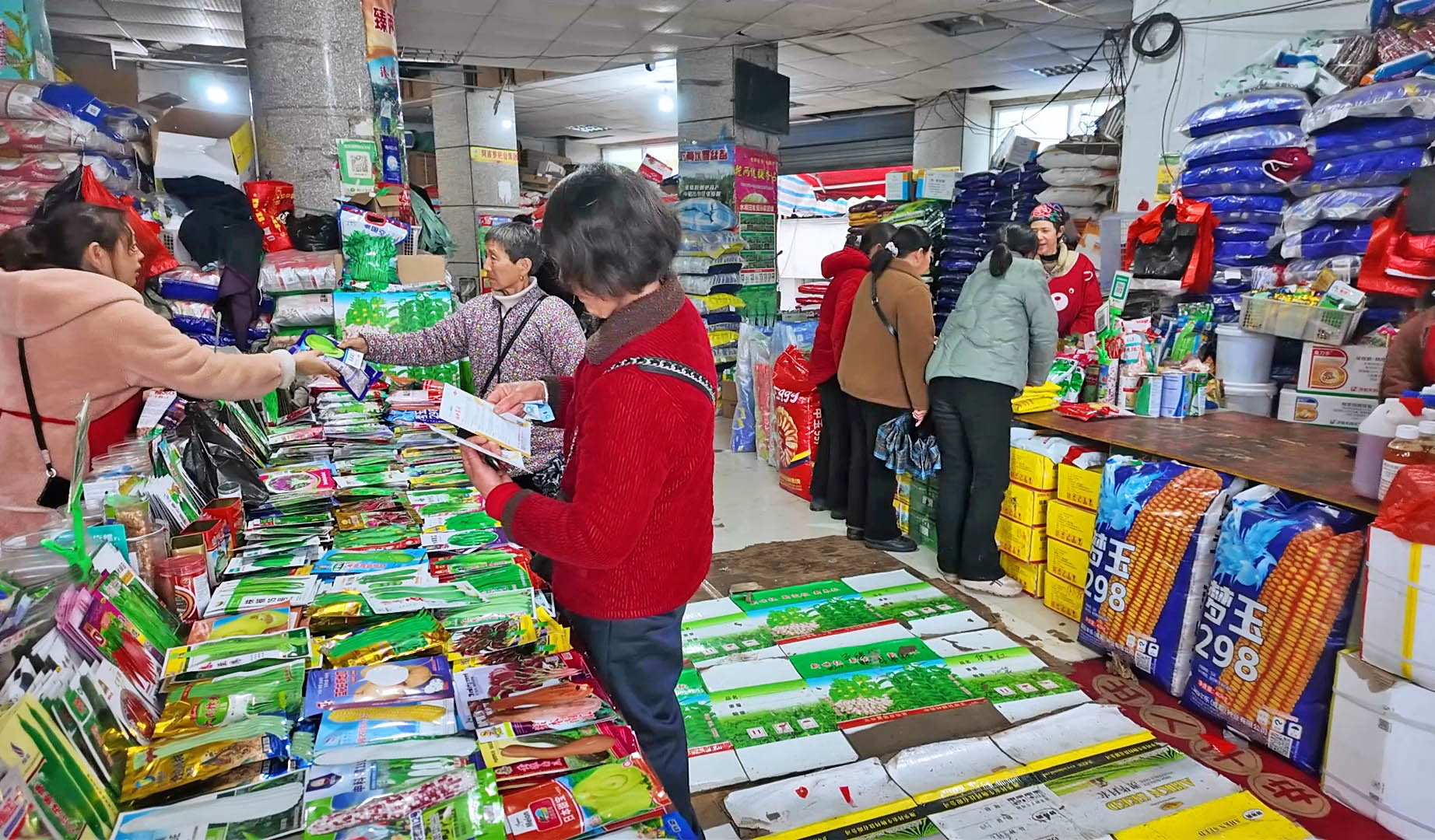 0318 农时不负春耕忙 农资充盈购销旺.jpg