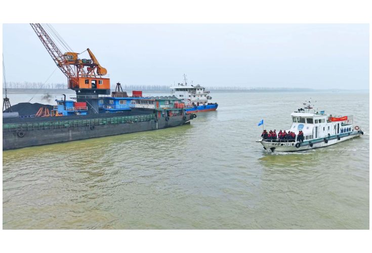 市水利局开展长江保护法实施五周年联合执法普法巡江活动