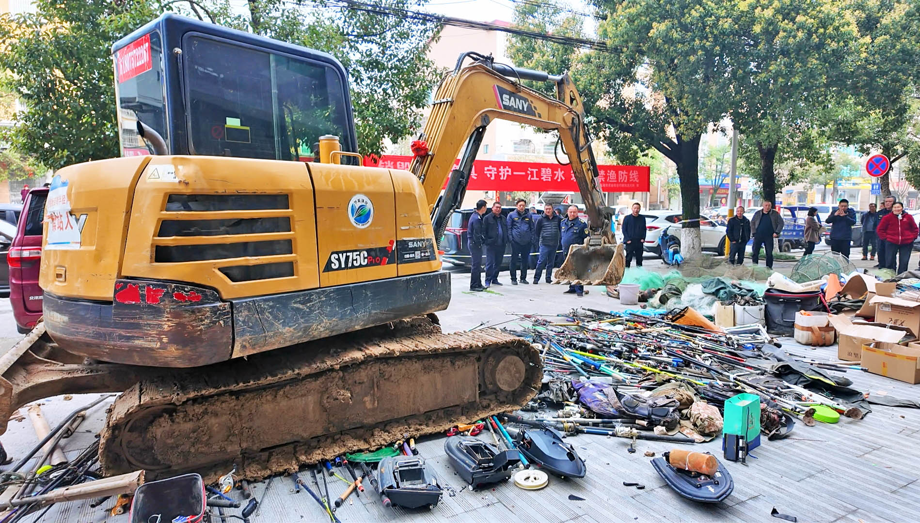 0324 市农业农村局：集中销毁违禁渔具 全力守护一江碧水.jpg