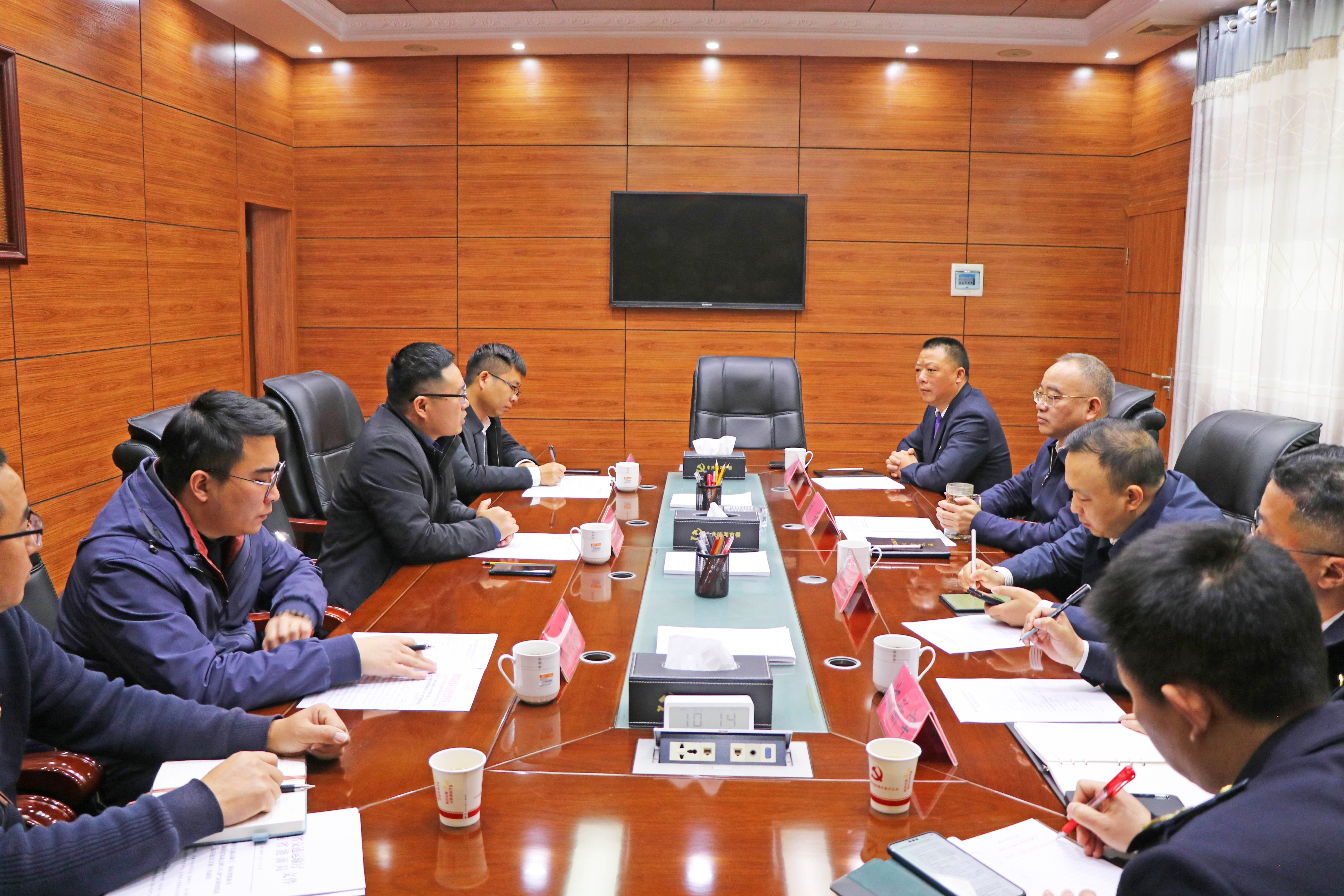 3.6书记 与客商洽谈IMG_1250-1.jpg