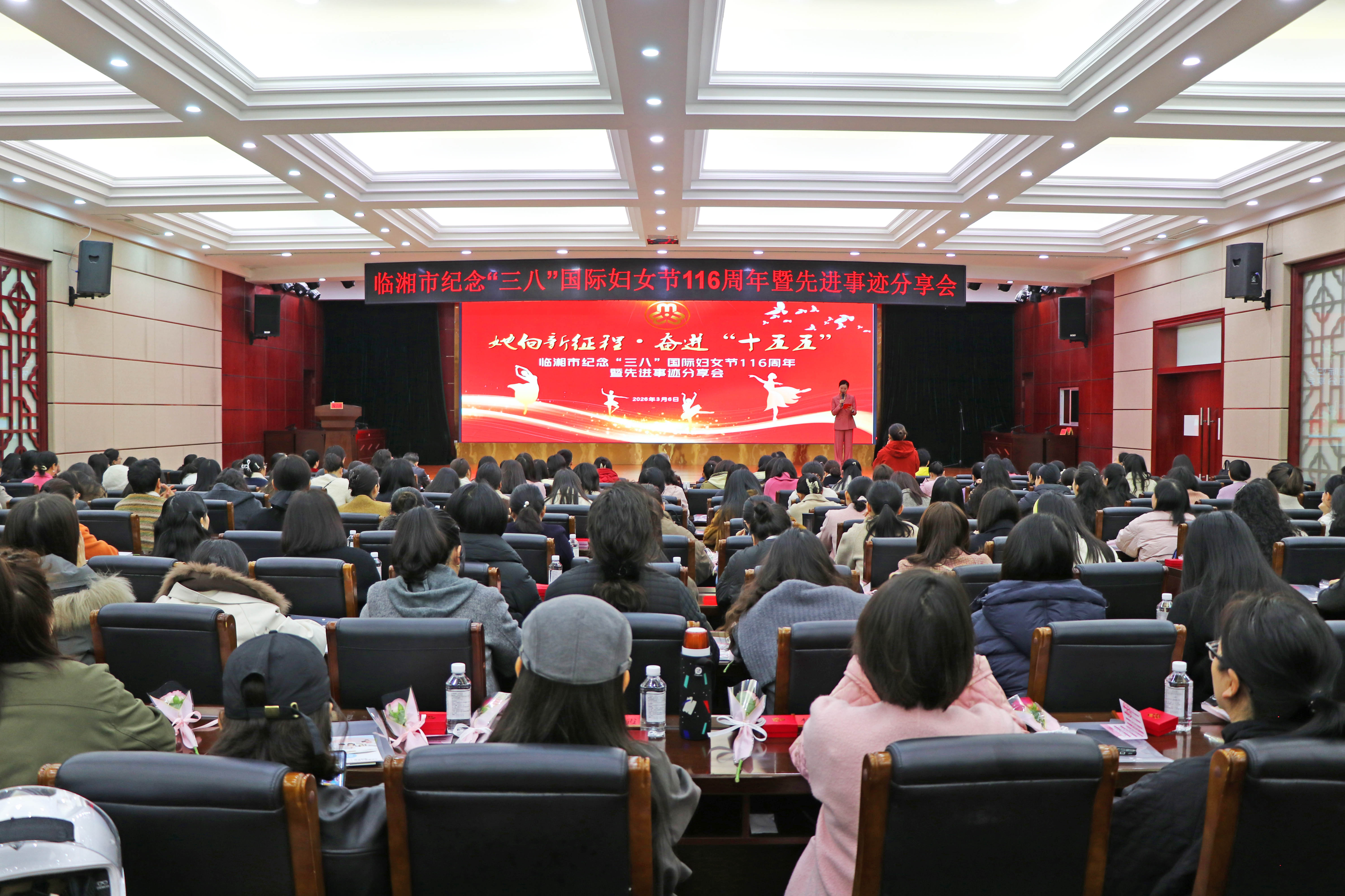 3.6书记市长 三八节活动IMG_1184.jpg