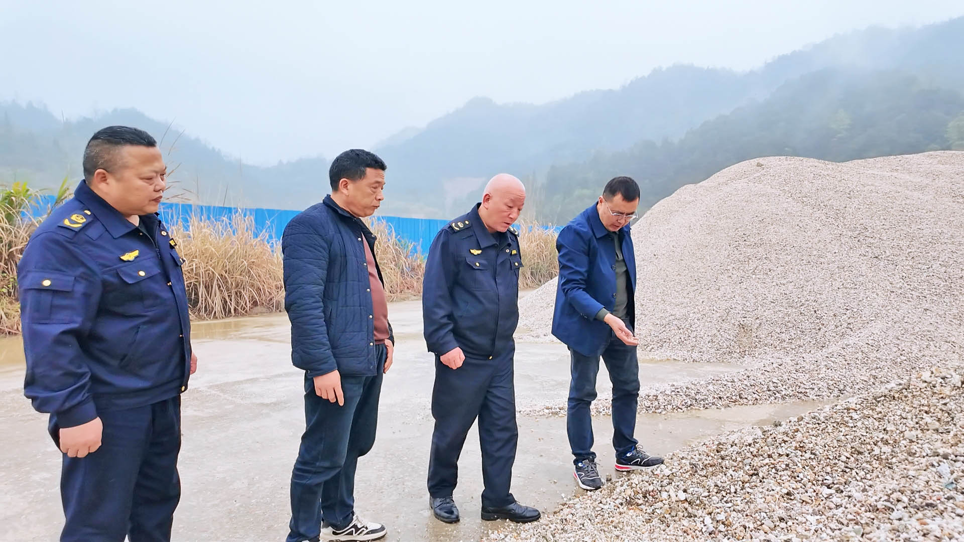 0401 忠防镇：备足防汛物资 筑牢安全防线2.jpg