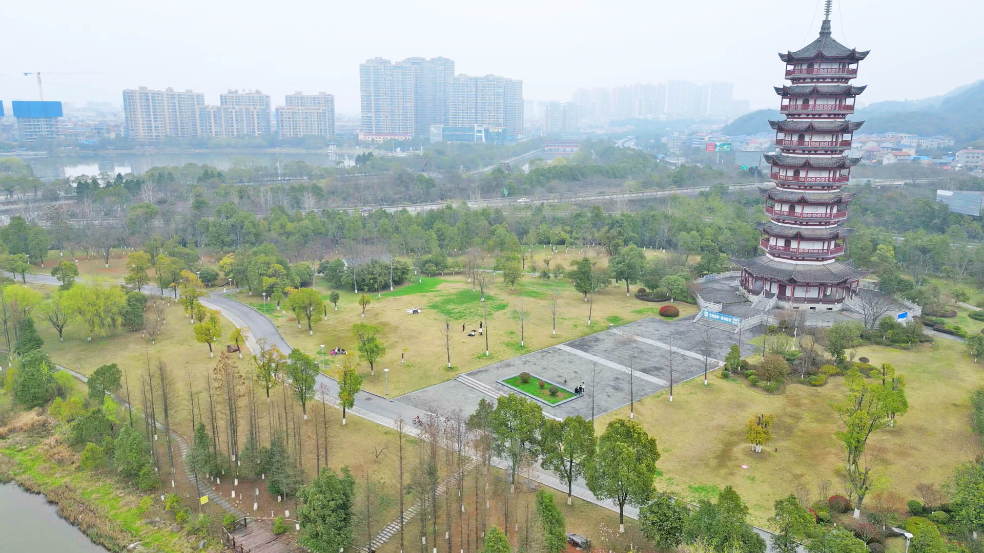 0401 白云湖畔春光好 市民游园兴致高.jpg 0401 白云湖畔春光好 市民游园兴致高.jpg