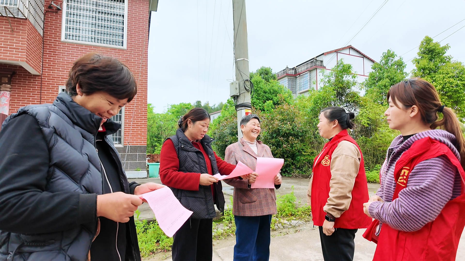 0424五里牌街道火炬村：森林防火不松懈 筑牢山林“安全墙”.jpg