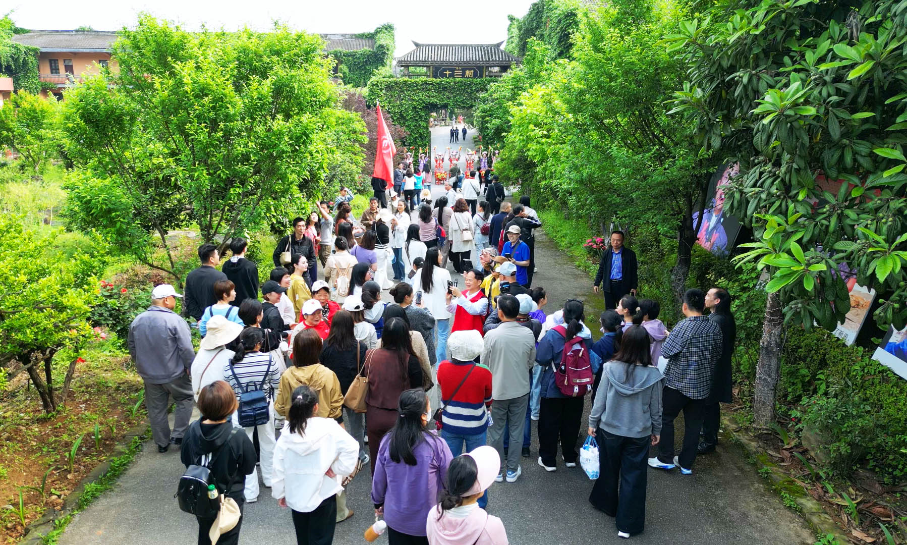 0428十三村：寻味“五一”好去处 生态工厂引客来1.jpg