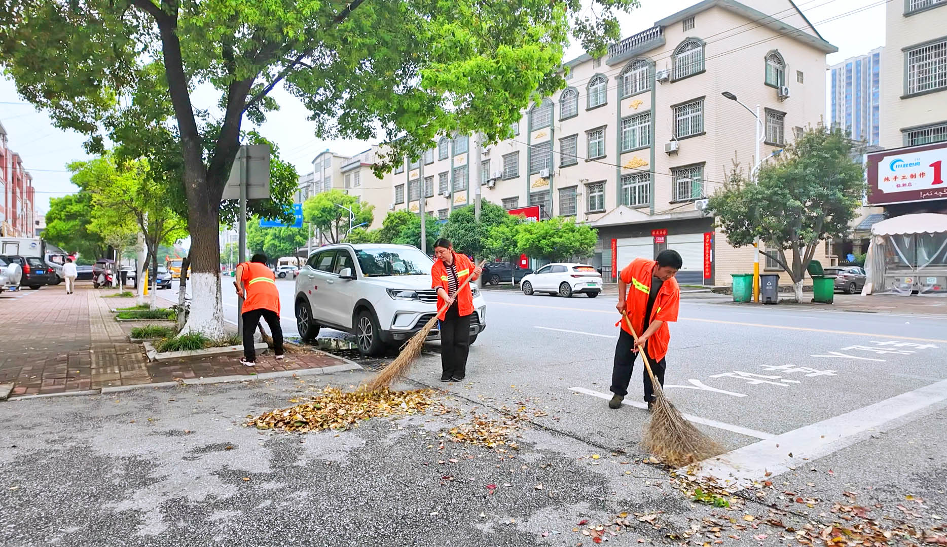 0408 市环卫中心:清明假期不打烊 清扫保洁护市容3.jpg 0408 市环卫中心:清明假期不打烊 清扫保洁护市容3.jpg