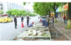 市城管局市政工程服务中心：清理隐患招牌广告 守护市民头顶安全