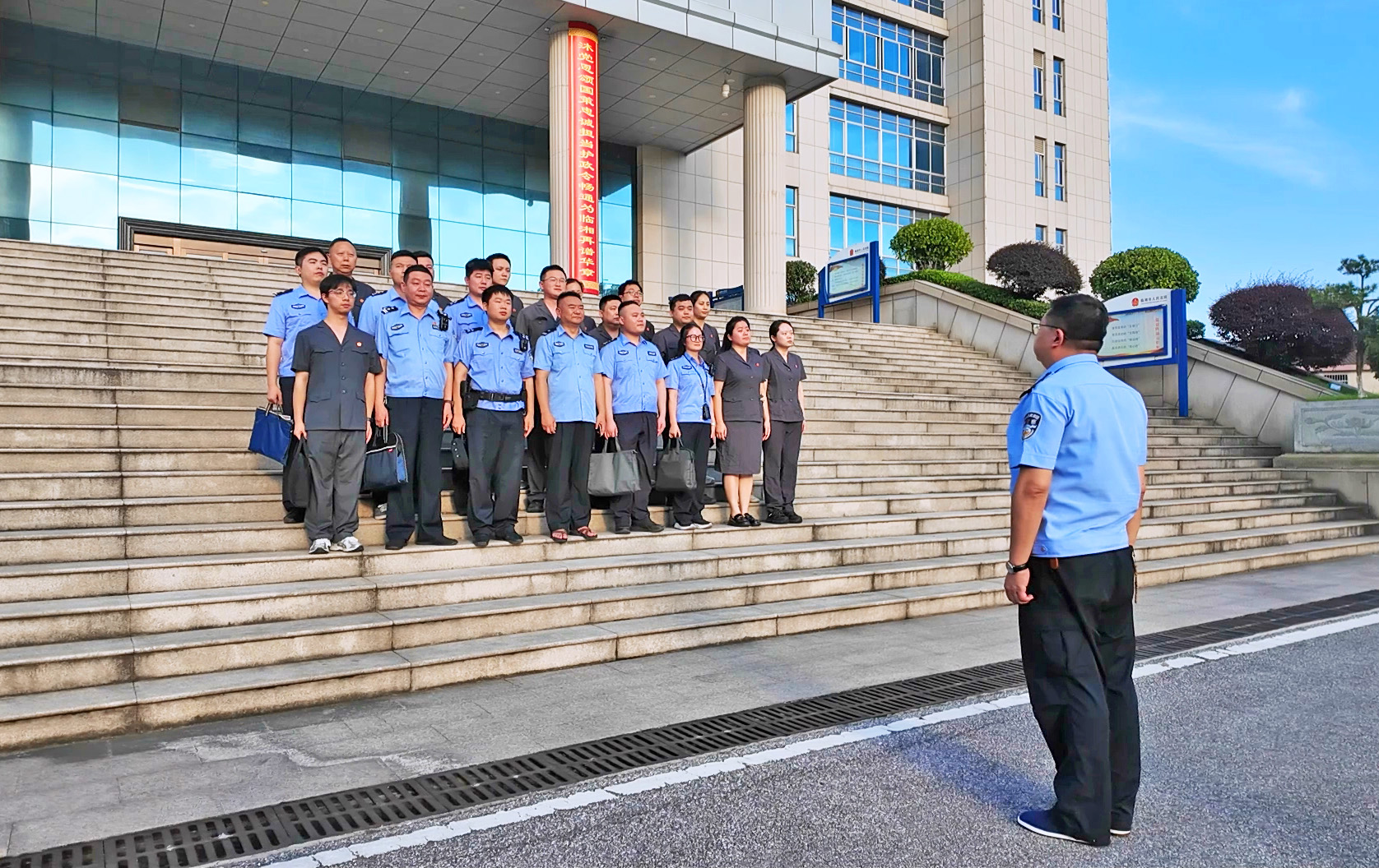 0617 市人民法院开展“执剑出鞘·行为民生”端午夜间突击执行行动.jpg 0617 市人民法院开展“执剑出鞘·行为民生”端午夜间突击执行行动.jpg