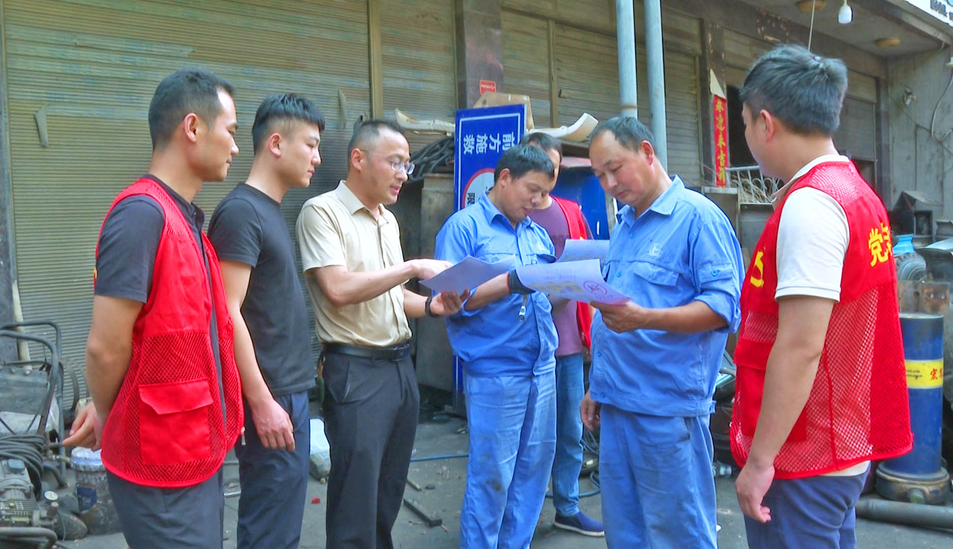 0609 长安街道：敲门排查除隐患 入户宣讲守平安2.jpg