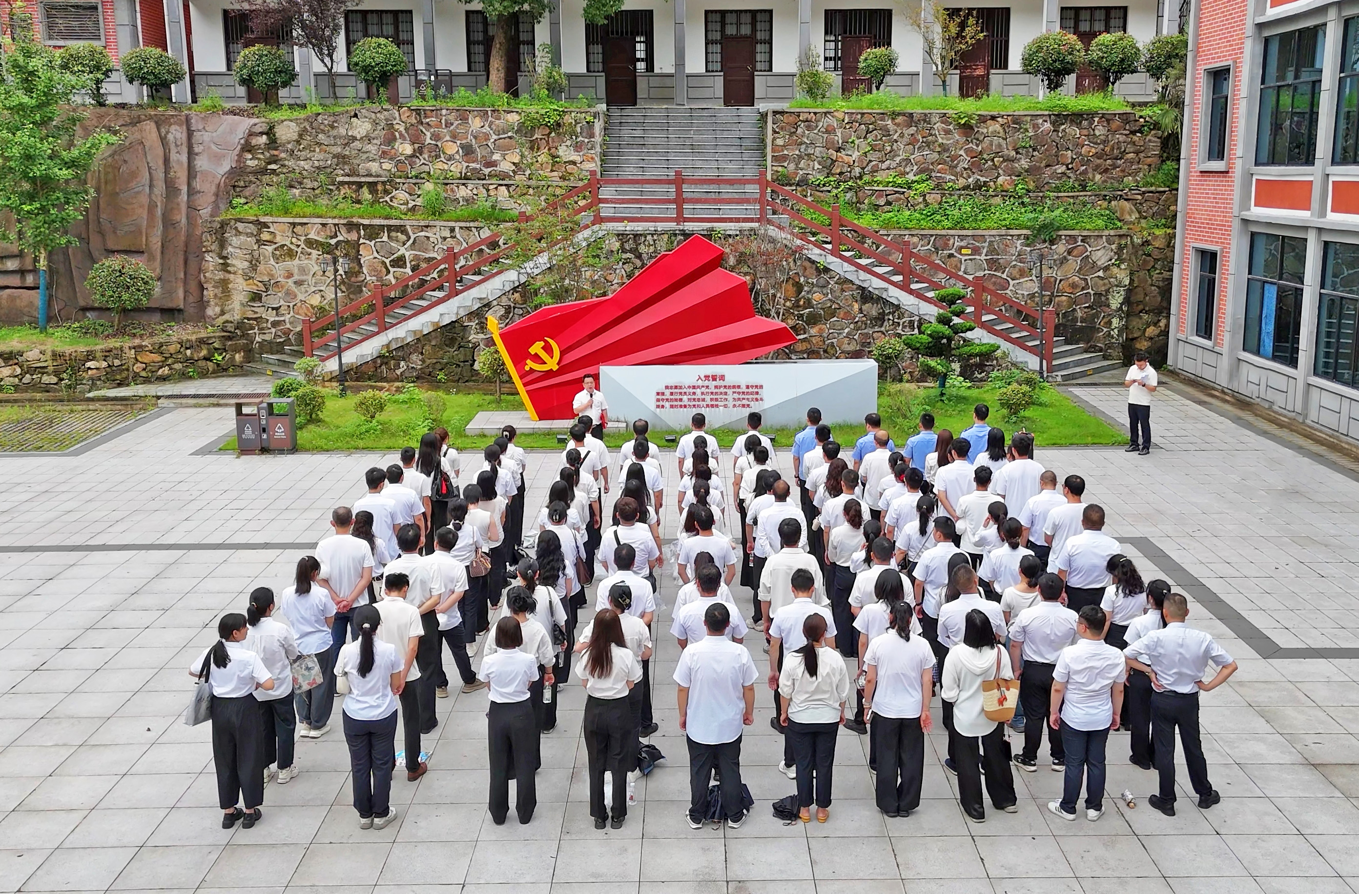 0702 市直机关百余名新党员赴壁山老区开展集体宣誓活动.jpg 0702 市直机关百余名新党员赴壁山老区开展集体宣誓活动.jpg